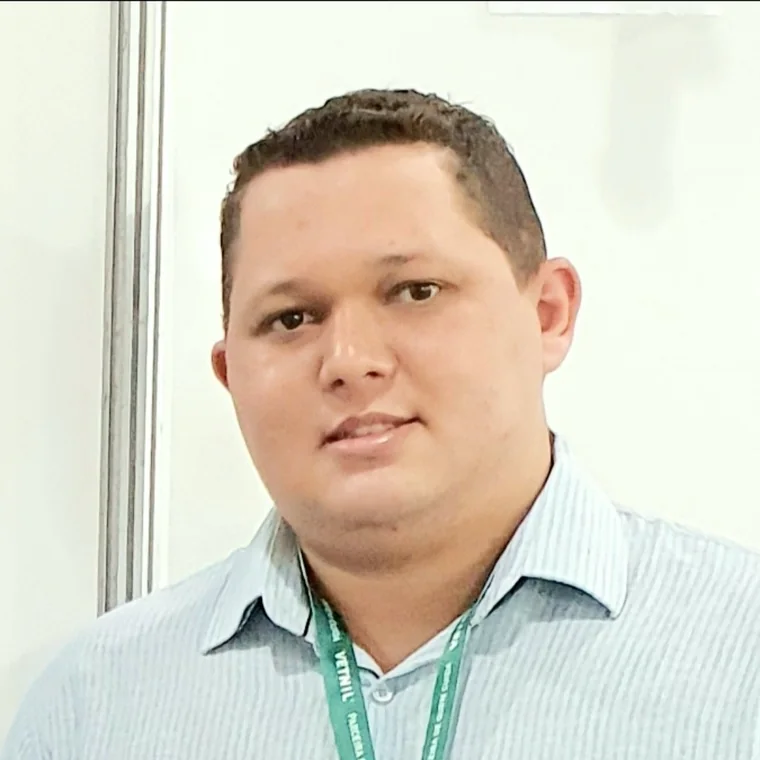 Dr. Elton Hugo Lima, médico-veterinário com mestrado e doutorado em Oftalmologia pela UFRPE