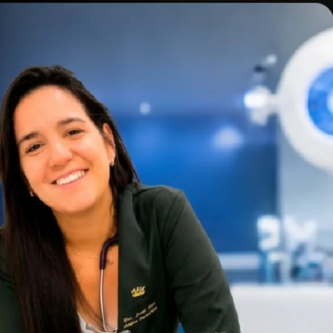 Dra. Tássia Pires, médica-veterinária com pós-graduação em Oncologia Veterinária